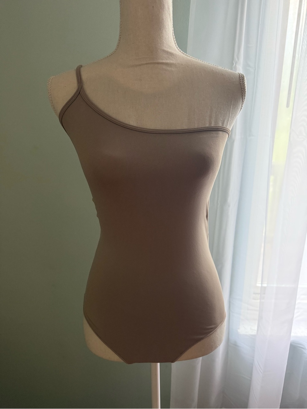 🆕 SKIMS Essential One Shoulder Strap Tank Bodysuit in Tan / NWOT! / Size S/M